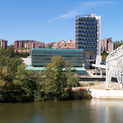 Es una foto del museo de la ciencia de Valladolid, que no os recomiendo que lo visiteis puesto que lo único que merece la pena de él es el edificio, es carísimo, y no tiene nada interesante dentro.
Foto bajo licencia creative commons, la puedes copiar, modificar y distribuir, siempre que indiques el origen y reconozcas la licencia de la foto. La foto la hice yo con mi cámara de fotos digital.