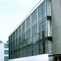 13.- W. Gropius. Bauhaus