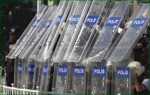 Турецкая полиция разгоняет протестующих