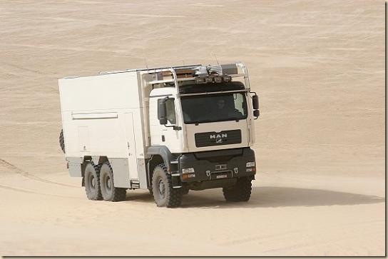 Traverser le désert en camion UNICAT TGA 6 × 6 (25)