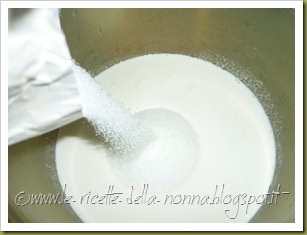 Semifreddo con panna, mascarpone e scaglie di zucchero dorate (1)