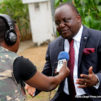 A droite, Mbusa Nyamwisi, candidat à la présidentielle 2011, lors d’une interview accordée à la Radio Okapi. Ph. John Bompengo