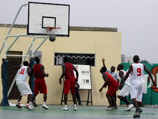 L'équipe de Delta (rouge) contre celle de Terreur (blanc) ce 12/06/2011 au stade des martyrs, lors du Championnat de 2ème phase de la ligue provincial de basketball de Kinshasa. Radio Okapi/ Ph. John Bompengo.