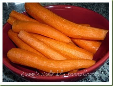 Dolcetti allo yogurt con carote, gocce di cioccolato e succo di mandarino (1)