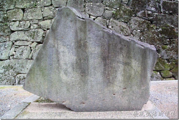 日本北九州-熊本城。這塊石頭上面似乎有菩薩的雕刻，可能是年代有點久遠了，已經有點快要看不清楚了。