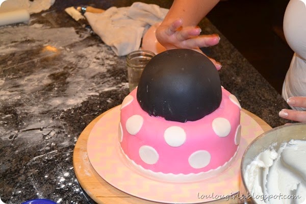 How-To-Make-a-Minnie-Mouse-Birthday-Cake (26)