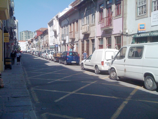 Rua D. Pedro V, em Braga - estacionamento ilegal