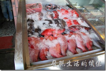 台東富岡漁港活海產。新鮮的海產就放在店門口，用碎冰覆蓋著保鮮，讓我想起我以前有幫人家打過工，專門用碎冰塊覆蓋漁獲。