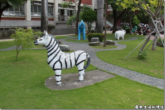 台南-公園國小。印象中好多老學校都有這類動物造型的水泥裝飾及玩具，因為很多小朋友都很喜歡爬上這些動物的背上玩耍，好像是民國60～70年代的產物。