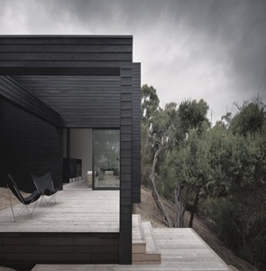 Ridge road residence de studiofour moderna-casa-de-madera-negra