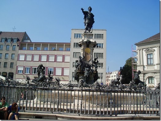 Augsburgo. Fuente de Augusto en Rathausplatz - P9070357