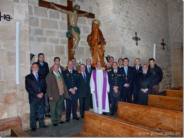 Autoridades, el párroco y componentes de la Cofradía ante la imagen de la Virgen de la Esperanza