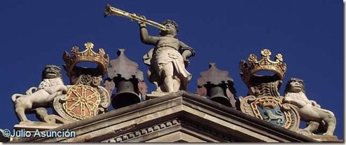 La fama y los leones portando los escudos de la Pamplona y de Navarra - Ayuntamiento de Pamplona