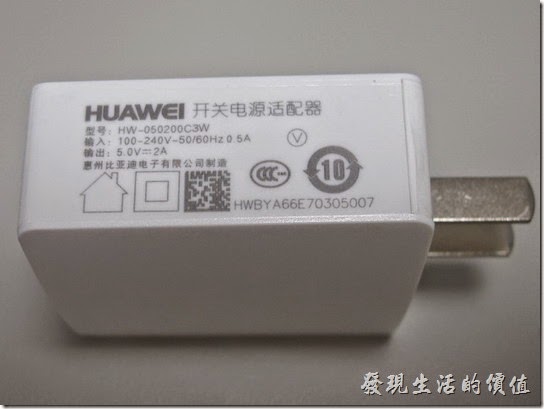 華為榮耀Honor6智慧型手機使用5V, 2A充電的變壓器，使用typeB的micro-USB充電線。
