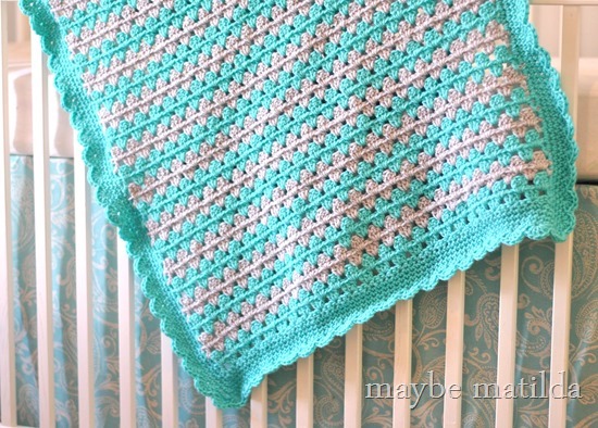 Tutorial and photo step-by-step to crochet this sweet granny stripe baby blanket!