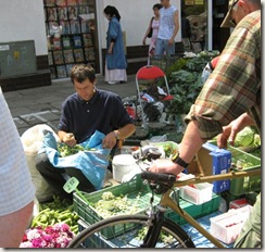 Vendendo favas na rua