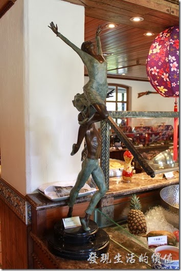 花蓮-理想大地渡假村-里拉西餐廳二樓有許多的銅鑄的雕塑作品，與渡假村的開放空間中擺放的大理石石雕有著不同的風格。