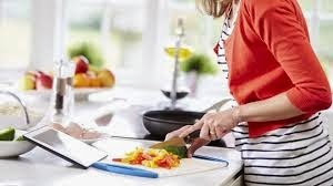 [woman-chopping-vegetables3.jpg]