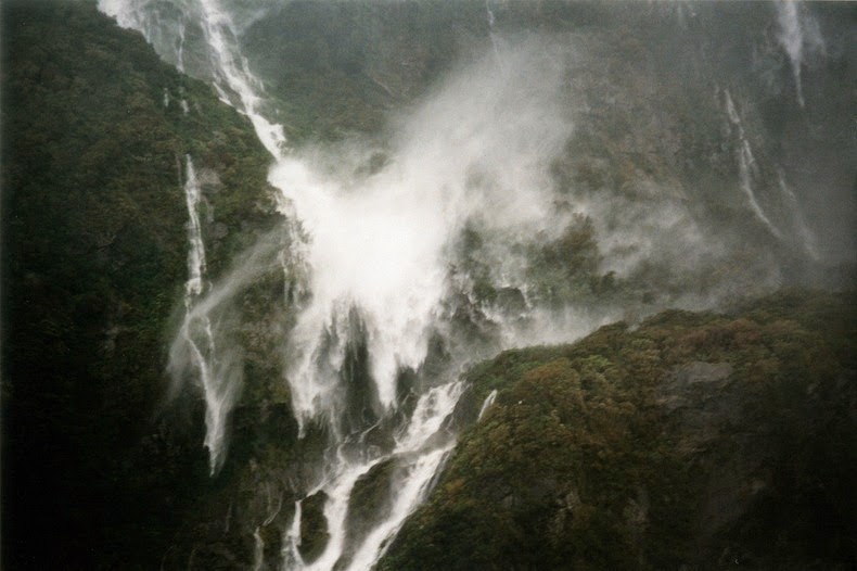 milford-sound-waterfalls-8