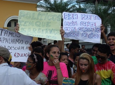 Estudantes vão às ruas de Escada protestar contra a corrupção e as tarifas