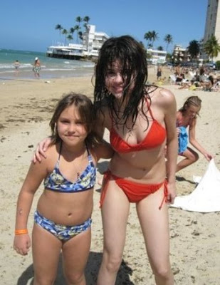 hot-and-sexy-selena-gomez-pictures-of-beach