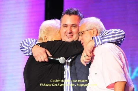 Gastón Acuña y sus padres.jpg