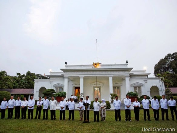 Indonesian President Joko Widodo (C), accompanied by first lady Iriana (11th L), Vice-President Jusuf Kalla (9th R) and his wife Mufidah (8th R), introduces his new cabinet at  the presidential palace in Jakarta October 26, 2014. President Widodo on Sunday assigned professional technocrats to lead the top economic ministries and implement much-needed reforms that address costly fuel subsidies, cooling investment and the country's creaky infrastructure.<br />REUTERS/Darren Whiteside (INDONESIA - Tags: POLITICS)
