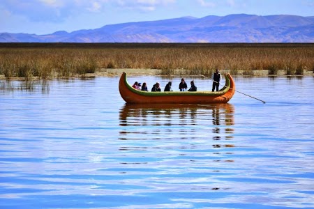  Barca traditionala pe lacul Titicaca