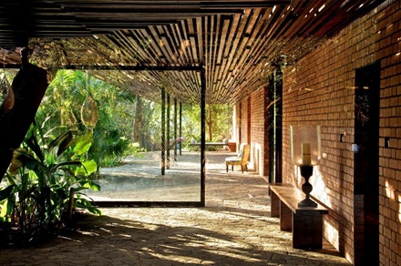 cubierta-vigas-de-madera-casa-brick-kiln-spasm-design-architects cubierta-vigas-de-madera-casa-brick-kiln-spasm-design-architects