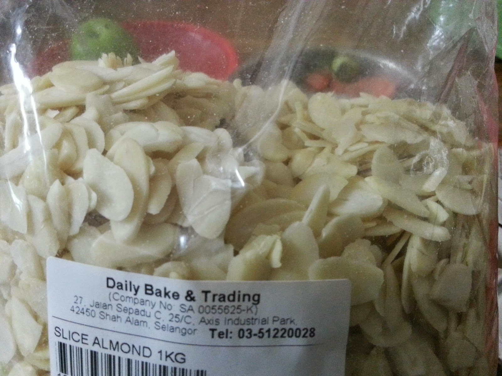 weiying Grind almonds.