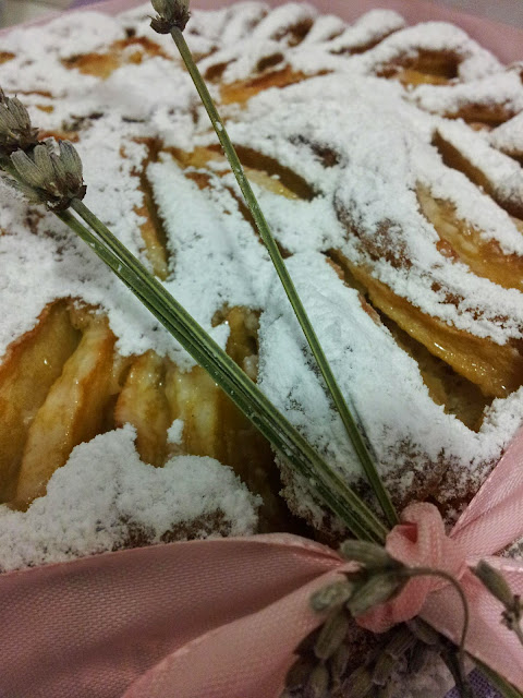 Torta di melle alla lavanda