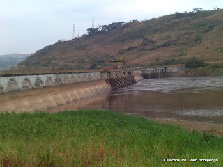 Une vue du bassin de captage d'eau Inga 1. L'on remarque clairement que le niveau d'eau a sensiblement baissé de plus de 6m de hauteur. Radio Okapi/Ph. Michel Kifinda
