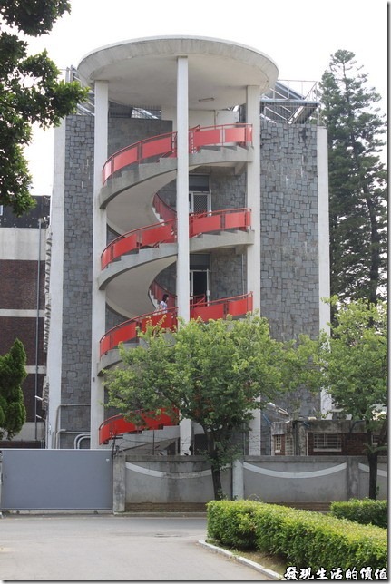 台南-成大二十一世紀。這應該是成大的女生宿舍，圍牆鐵絲網一樣不少，不過這個螺旋樓梯倒是蠻特別的。