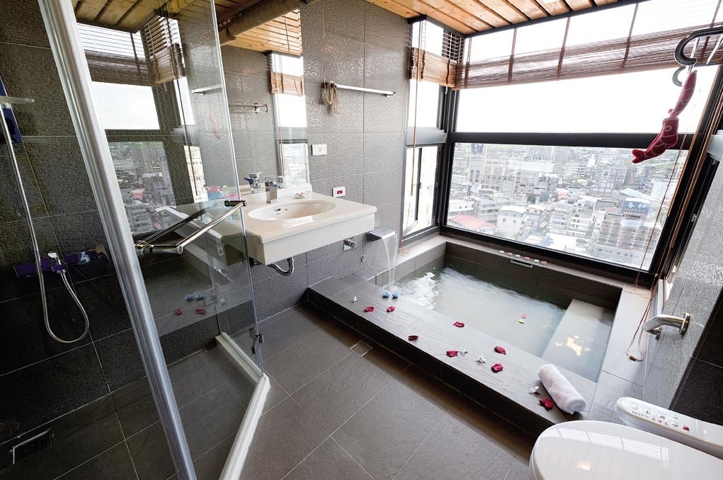 [Modern-bathroom-with-large-tile%255B1%255D.jpg]