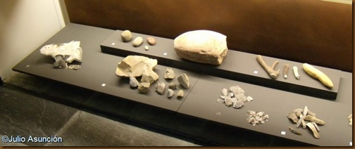 Materiales que ilustran sobre el proceso de talla de piedra en la Prehistoria - Museo de Navarra
