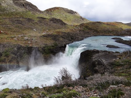 24. Cascada Torres del Paine.JPG