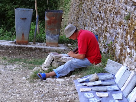 54. Sculptor albanez.JPG