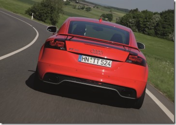 Audi TT RS Coupe vermelho - traseira dinamica - alta