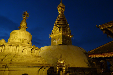 Obiective turistice Kathmandu: Swayambunath noaptea