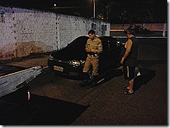 CARRO COM OS PNEUS ESTOURADOS (4)
