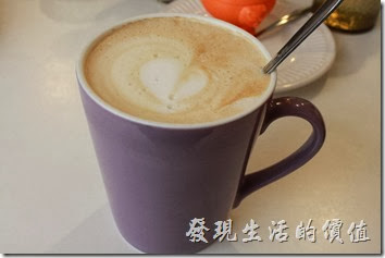 台南-沛里歐咖啡館。熱拿鐵咖啡，喝起來比較像咖啡牛奶。