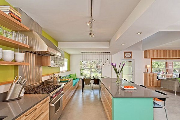 Pared verde en la cocina hace que sea una experiencia llena de color