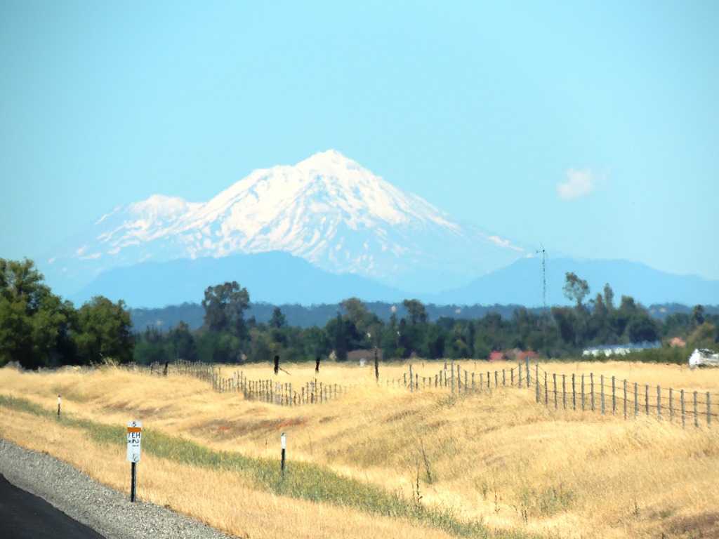 [blurry%2520shasta%2520photo%2520from%2520the%2520road%255B5%255D.jpg]