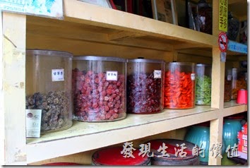 安平老街上的林永泰興蜜餞百年老店內的蜜餞。