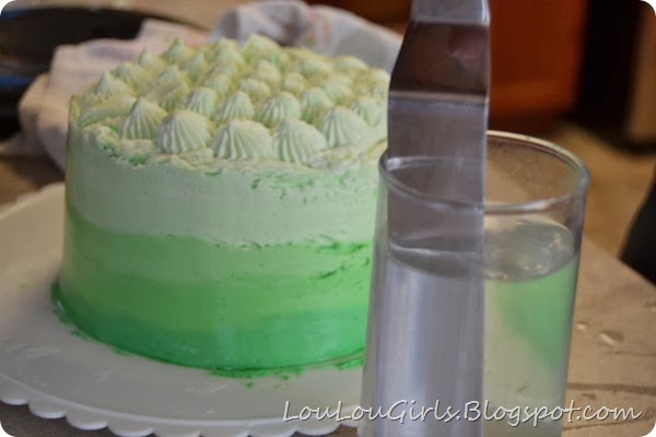 How-to-frost-an-ombre-cake (16)