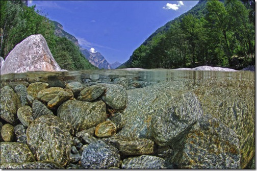 incredibly_clear_waters_of_the_verzasca_river_640_08