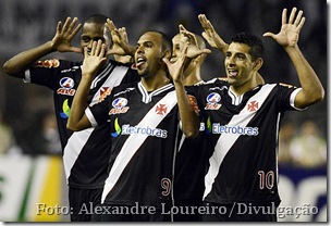 Jogadores do Vasco comemoram o gol da vitória sobre o Coritiba, no estádio São Januário [Foto - Alexandre Loureiro]