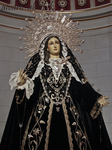 maria de luto en la cruz