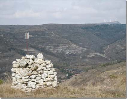 La Cotorra de Rozas, y la Peña Otero al fondo. Sedano  (Burgos)