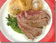 “New York steak” su crema di bietoline e anelli di cipolla fritti